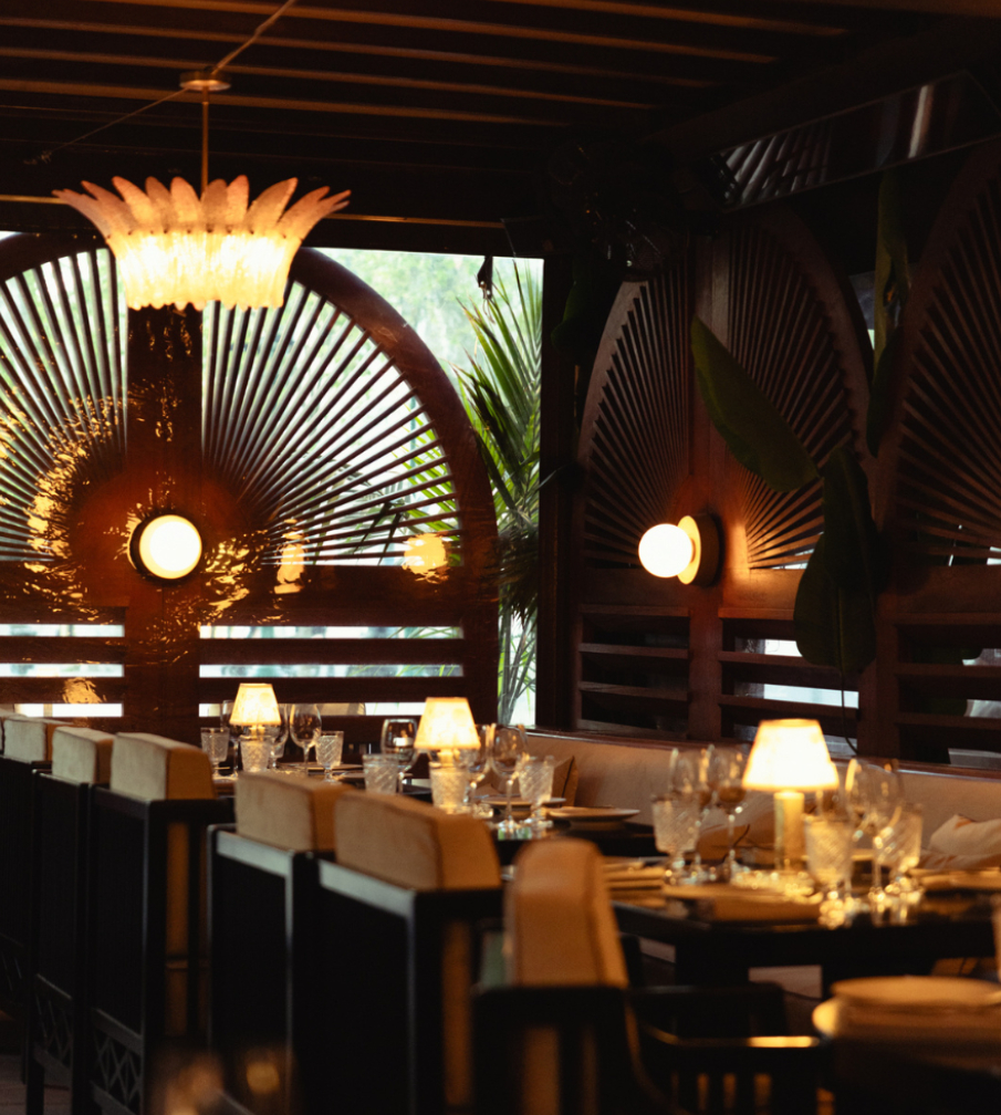 Bar en terrasse du restaurant de plage Pampelonne, pergola bois et ambiance méditerranéenne